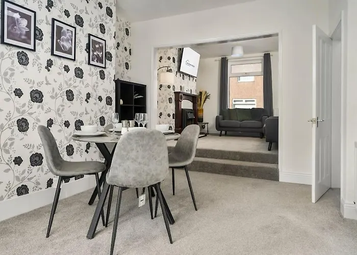 Stylish Home, Sleeps 6, Free Parking, Smart Tv, Free Wi-Fi, Perfect For Groups