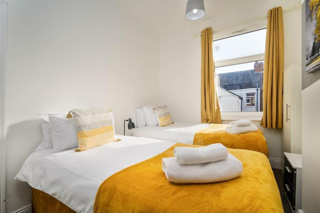 Apartment Stylish Home, Sleeps 6, Free Parking, Smart Tv, Free Wi-fi, Perfect For Groups