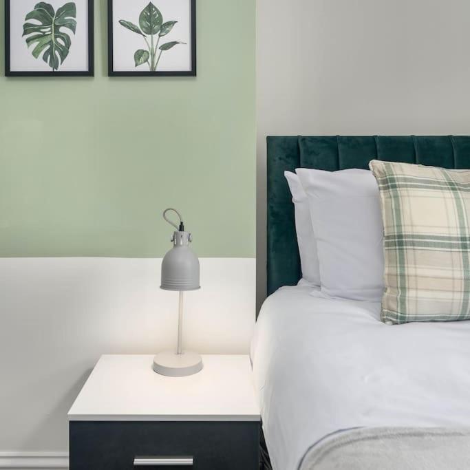 Apartment Stylish Home, Sleeps 6, Free Parking, Smart Tv, Free Wi-fi, Perfect For Groups *