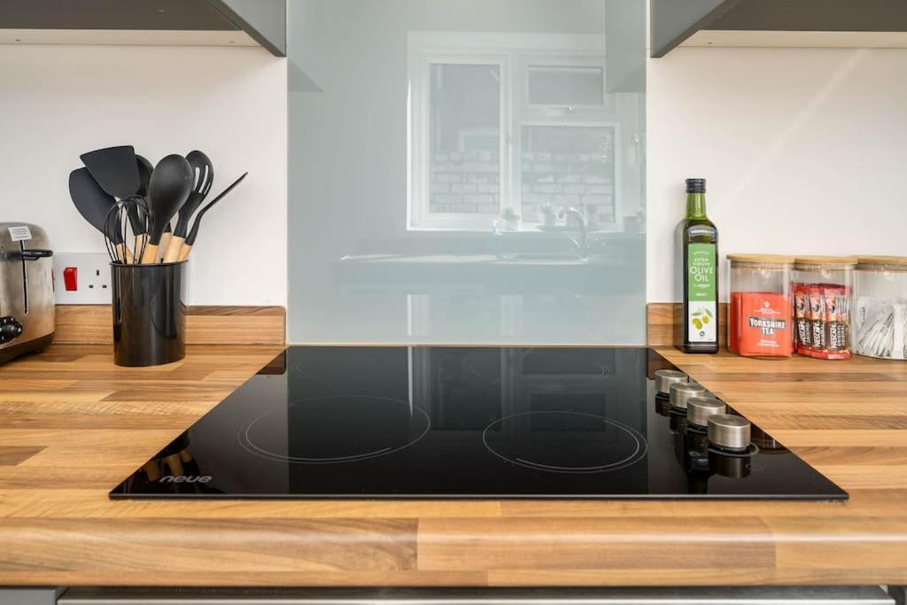 Stylish Home, Sleeps 6, Free Parking, Smart Tv, Free Wi-fi, Perfect For Groups Apartment *