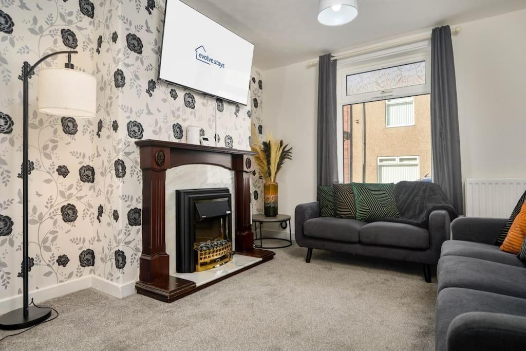 Apartment Stylish Home, Sleeps 6, Free Parking, Smart Tv, Free Wi-fi, Perfect For Groups *