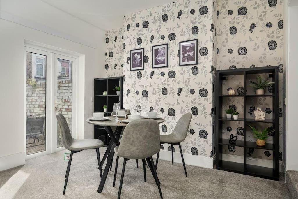 Stylish Home, Sleeps 6, Free Parking, Smart Tv, Free Wi-fi, Perfect For Groups *