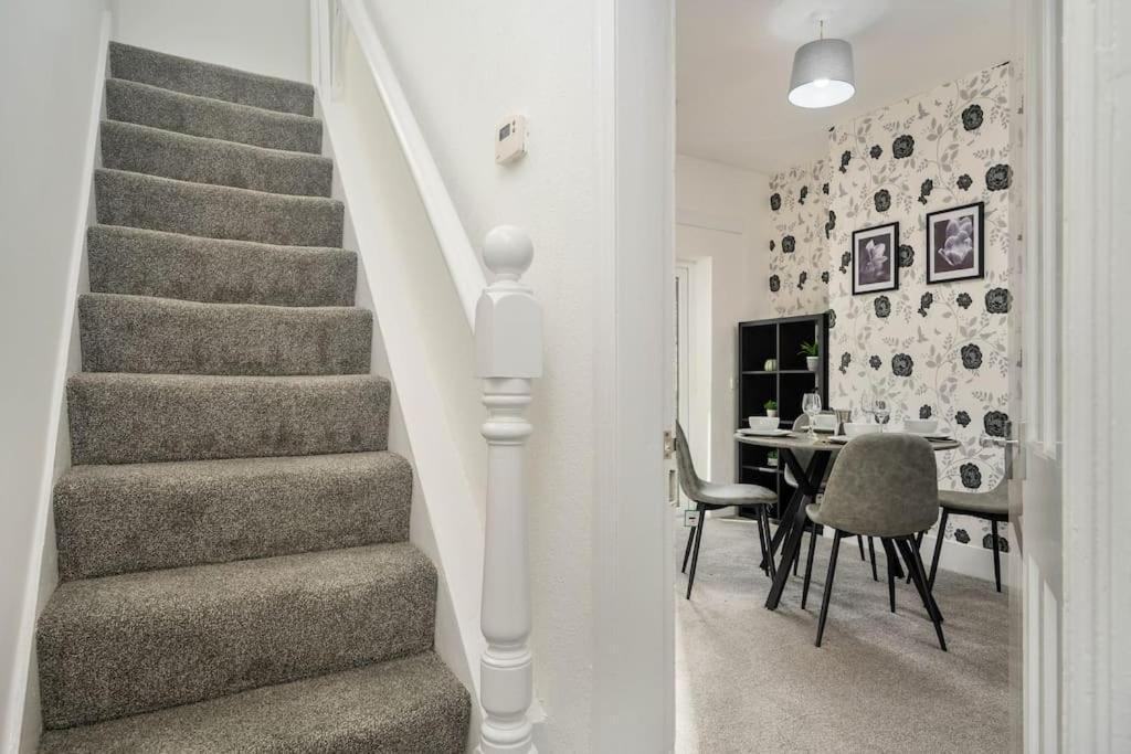 Stylish Home, Sleeps 6, Free Parking, Smart Tv, Free Wi-fi, Perfect For Groups Apartment *
