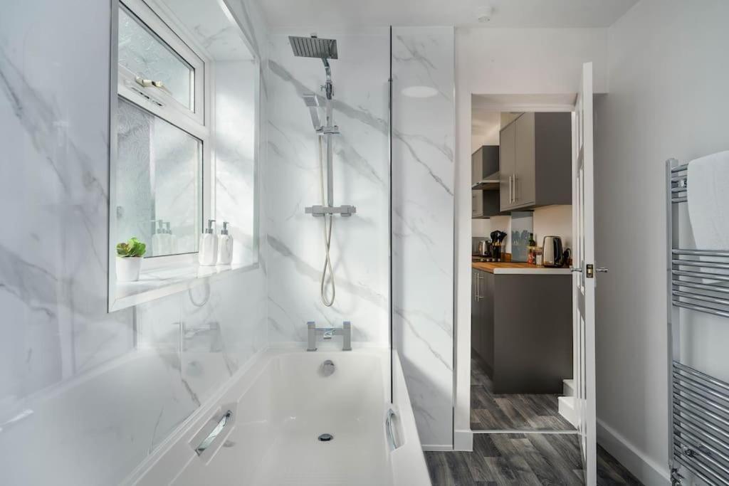 Stylish Home, Sleeps 6, Free Parking, Smart Tv, Free Wi-fi, Perfect For Groups Apartment Redcar