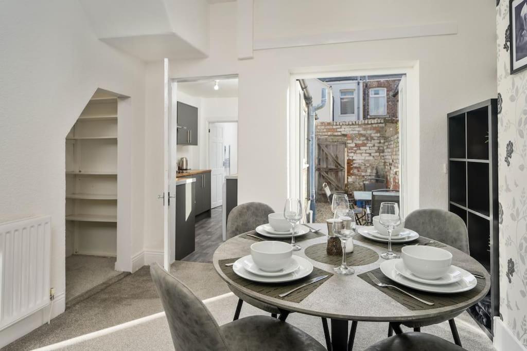 Stylish Home, Sleeps 6, Free Parking, Smart Tv, Free Wi-fi, Perfect For Groups