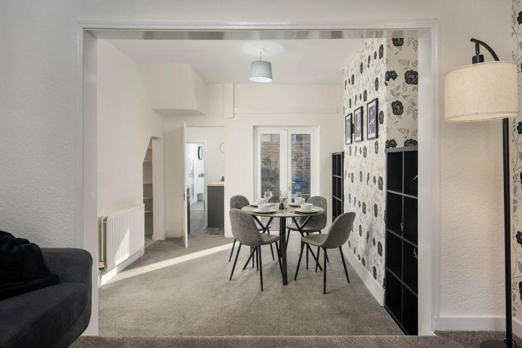 Apartment Stylish Home, Sleeps 6, Free Parking, Smart Tv, Free Wi-fi, Perfect For Groups